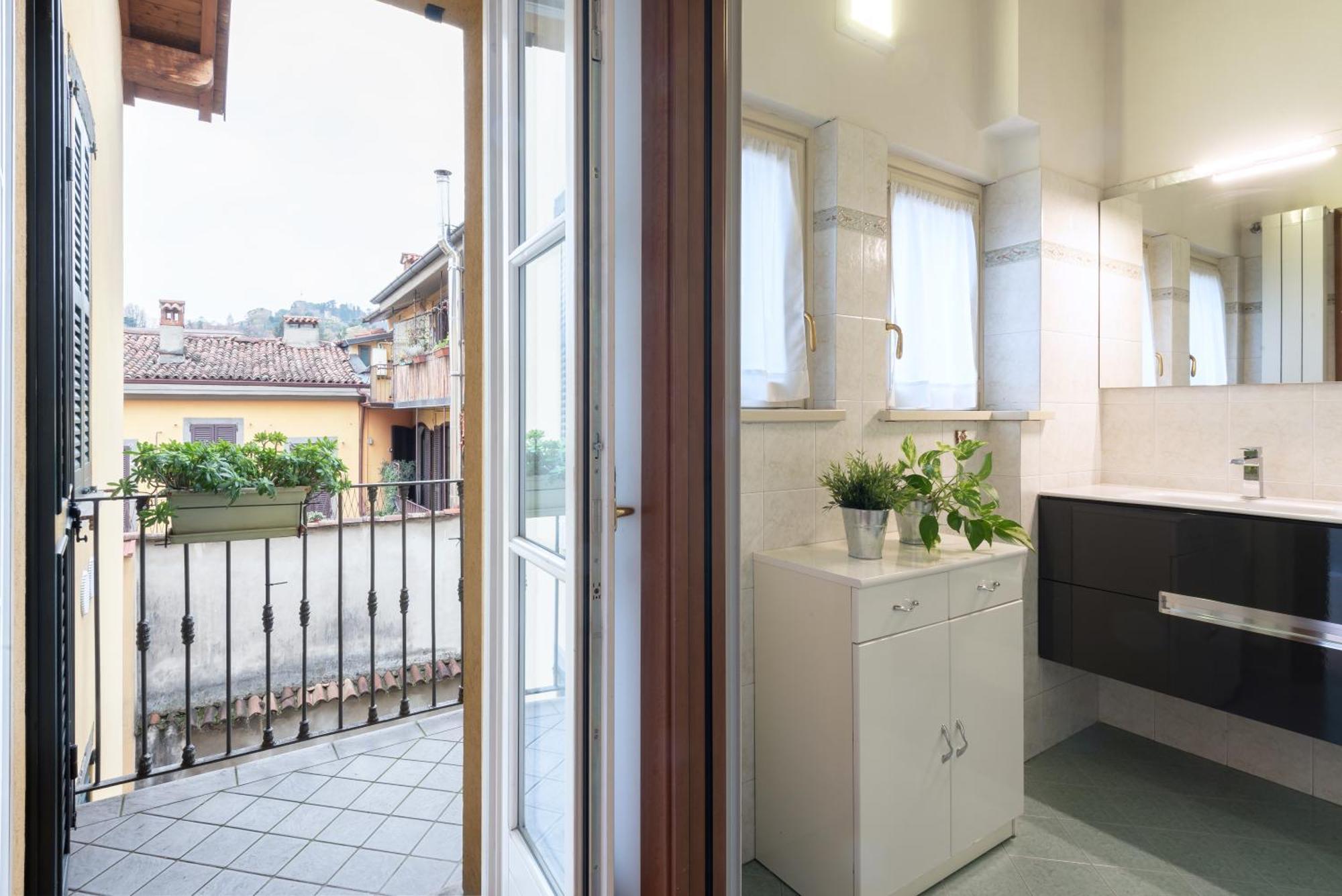 Apartment Rego - Boutique With Some Off-site In A Charming Historic District Close To Upper Town Bergamo